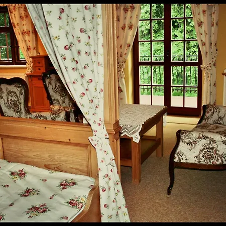 Dworek Osiecki Bed and breakfast