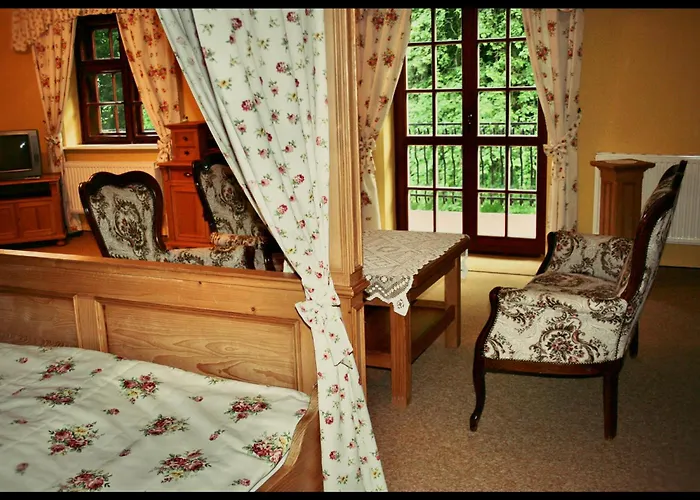 Dworek Osiecki Bed and breakfast